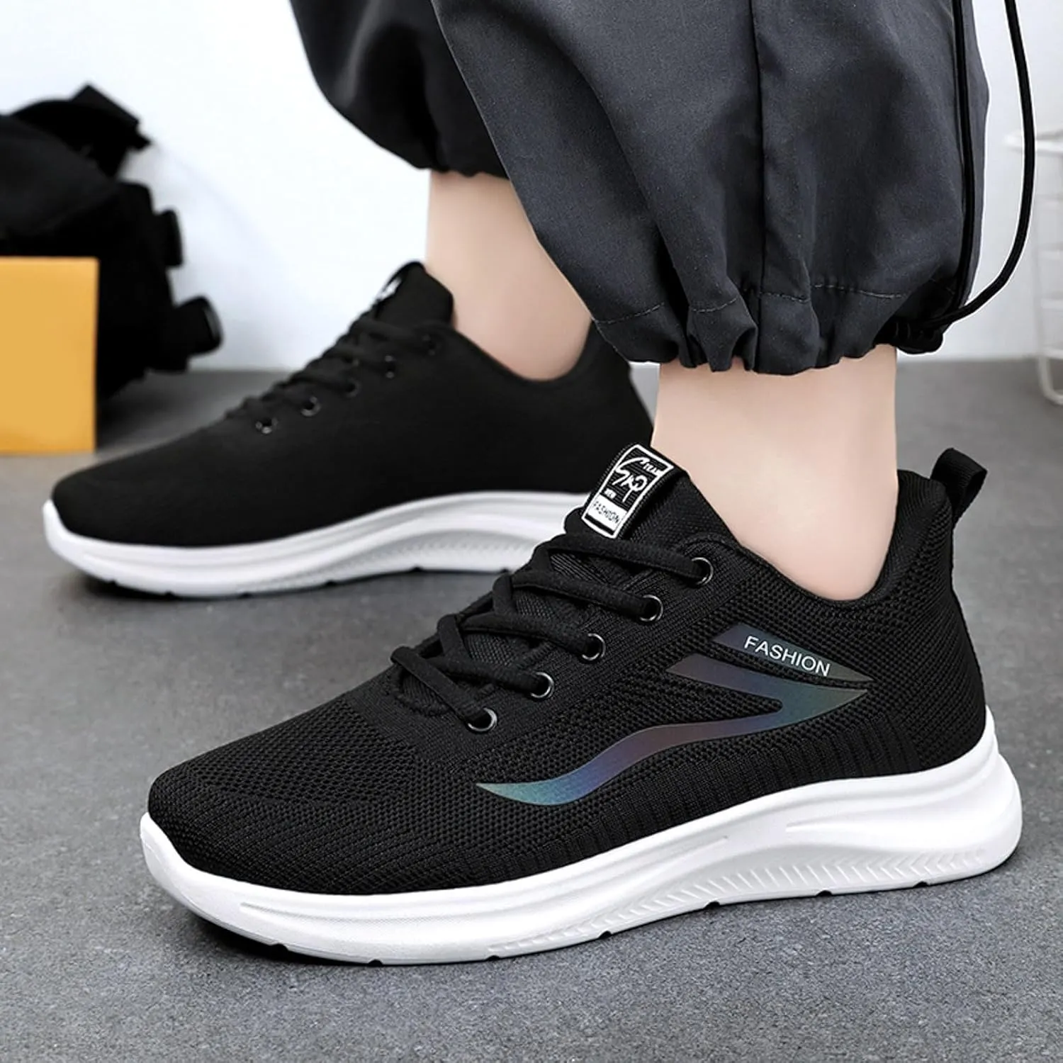 Men's Lightweight Non Slip Barefoot Shoes Lace Up Lightweight Breathable Fashion Sneaker Non Slip Walking Shoes